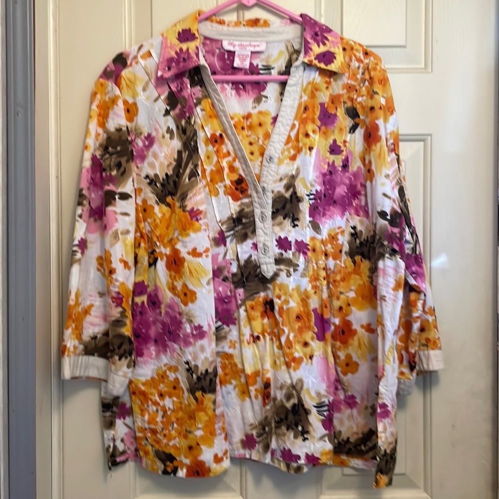 LILY STANHOPE Floral Blouse 2X Button Front Halfway down